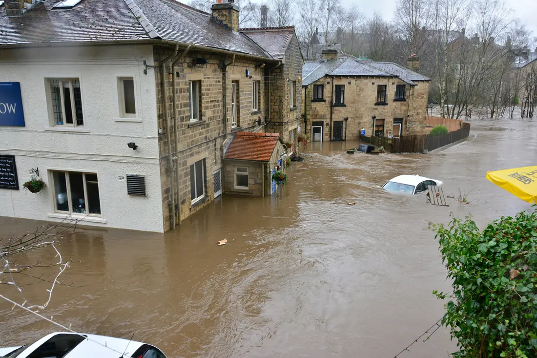 Inondation d'un centre-ville : voiture submergée par la crue d'une rivière