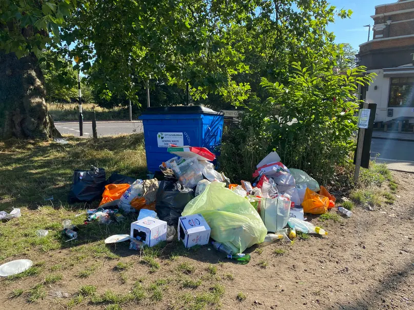Dépôt sauvage de déchets et gravats au bord d'un chemin communal