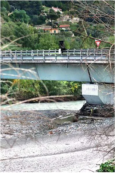 Pont sur une rivière des Alpes-Maritimes surveillé par caméra VIGICAM pour la prévention des crues